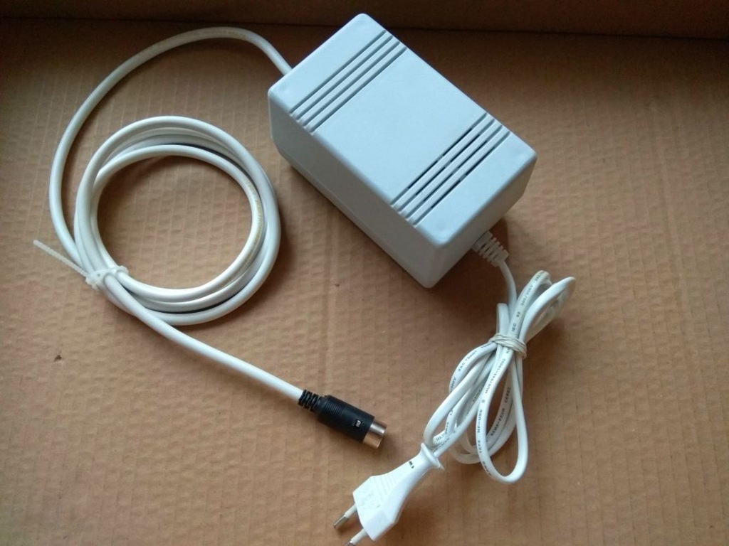 Nowy zasilacz Commodore C64/C128 5V = 3A, 9V ~ 1.1
