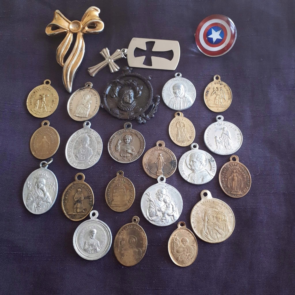 Medaliki i krzyżyki (dewocjonalia)