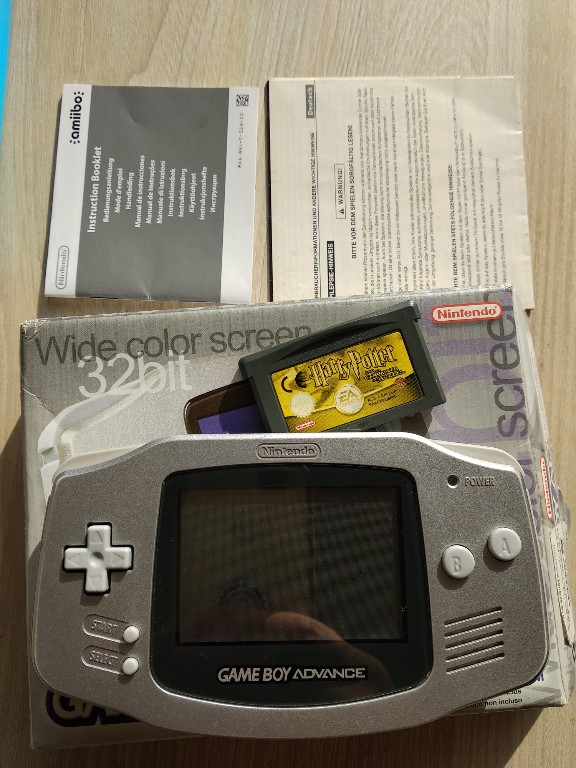 Gameboy Advance z pudełkiem i grą