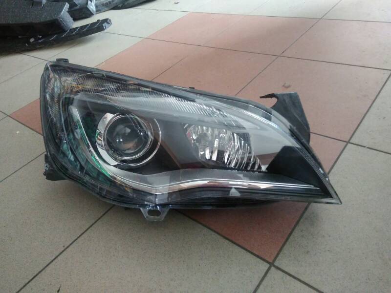 PRAWA LAMPA OPEL ASTRA IV XENON 13253651