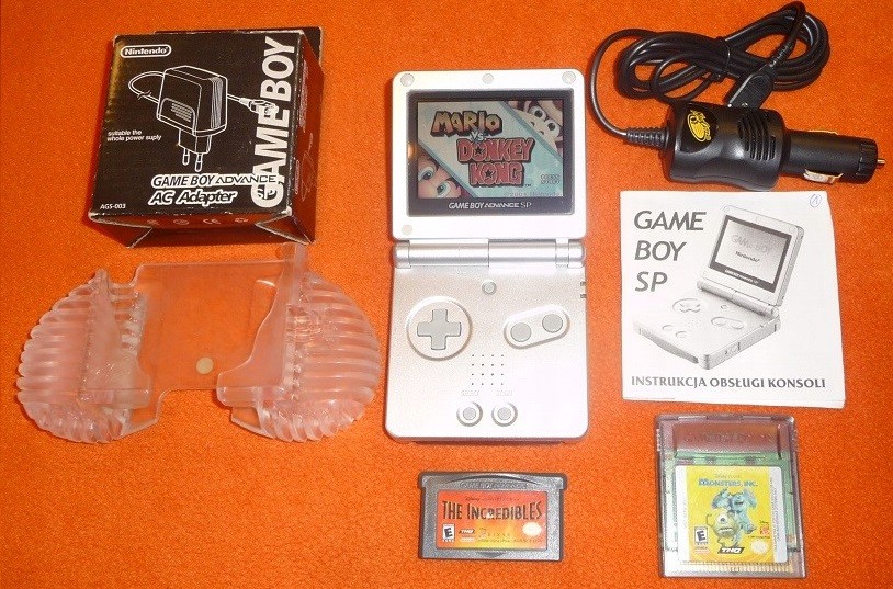 Game Boy Advance SP Silver + 2 gry + grip + bonus