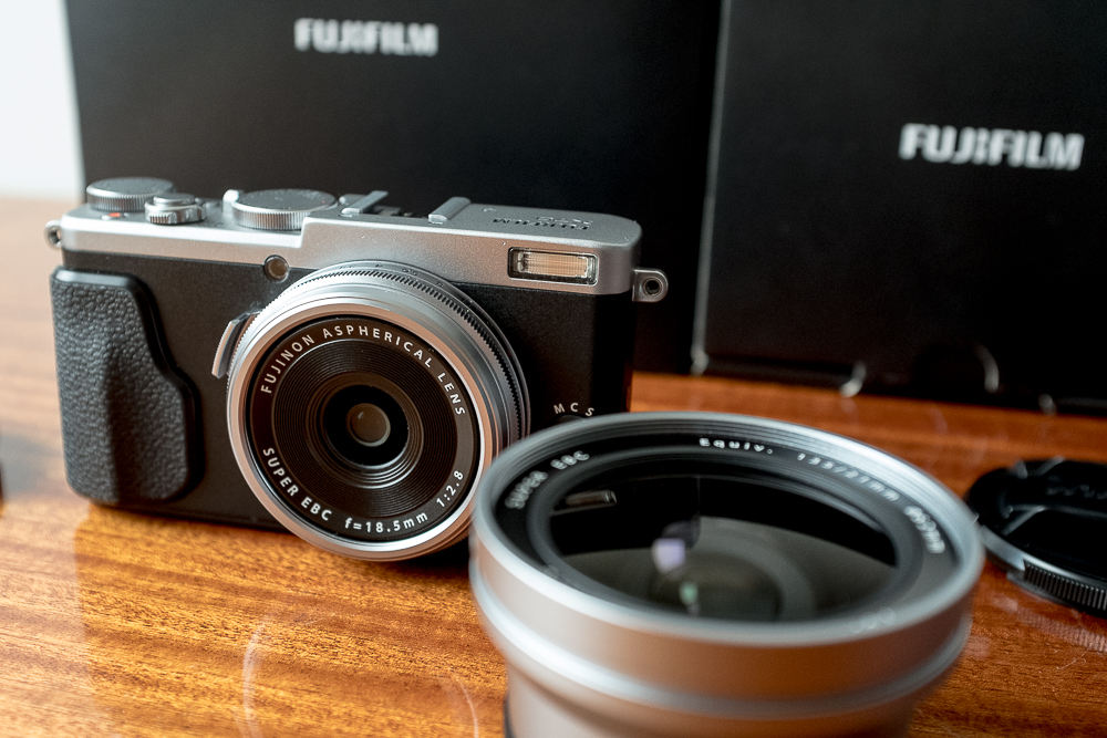 Aparat Fujifilm X70 +konwerter WCL-X70. Idealny.