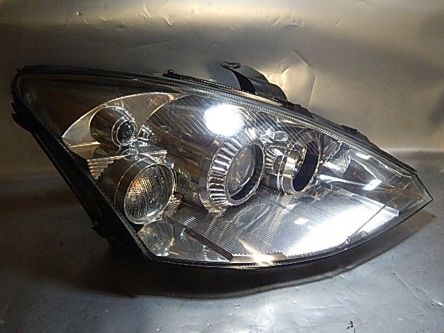 Ford Focus MK1 PRAWA LAMPA BIXENON PRZÓD 7697689525