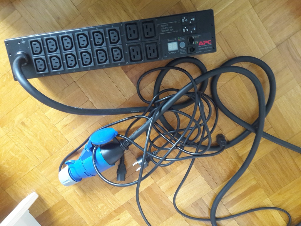Rack PDU Metered,2U, 230V, AP7822 APC