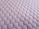Стеганая бархатная обивочная ткань с шестиугольниками розового цвета.