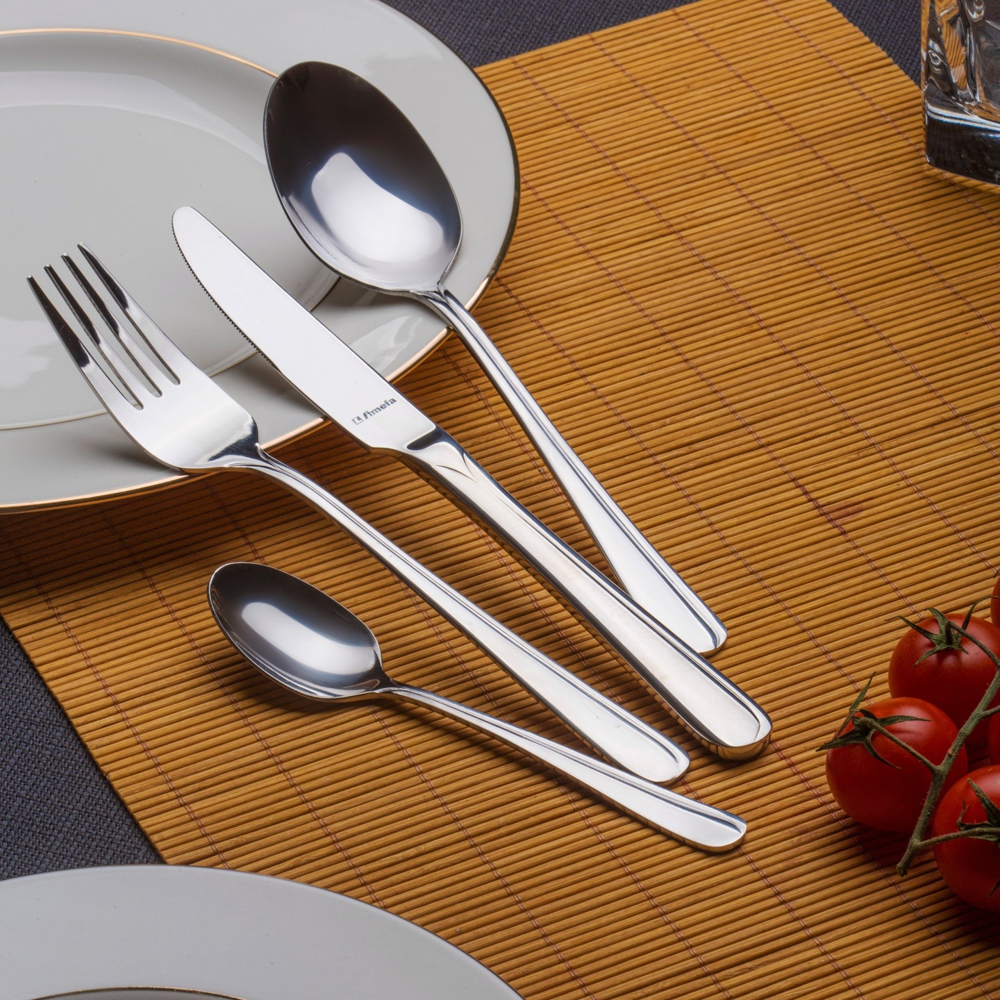 маленькие столовые приборы. маленькие столовые приборы. столовое серебро приборы. Cutlery set набор столовых приборов. сервировка столовых приборов.