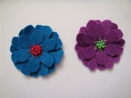 Zawieszka KWIAT Z KORALIKAMI z filcu*