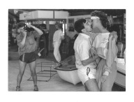 Pocztówka - Pocałunek z manekinem i fotograf w akcji