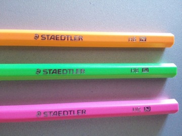 Карандаш с бархатным покрытием Wopex Neon Staedtler