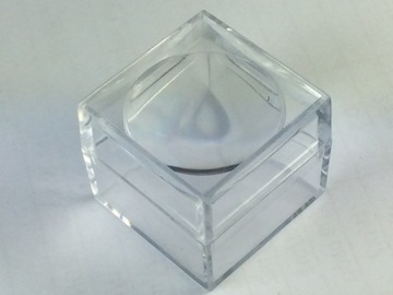 Коробка с увеличительным стеклом, на которой изображен минеральный метеорит.