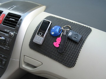 КОВРИК -- ПРОТИВОСКОЛЬЗЯЩИЙ ДЛЯ АВТОМОБИЛЯ, ЧЕРНЫЙ