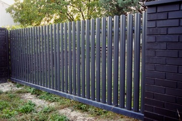 Furtka, brama przesuwna sztachetowa, montaż TREBOR