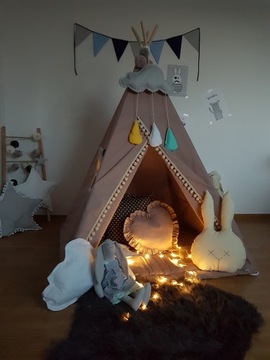 Tipi палатка, установленная со сливочными помпонами