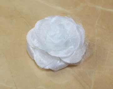 -MARGUT- Spinka Broszka kwiat róża mała biała