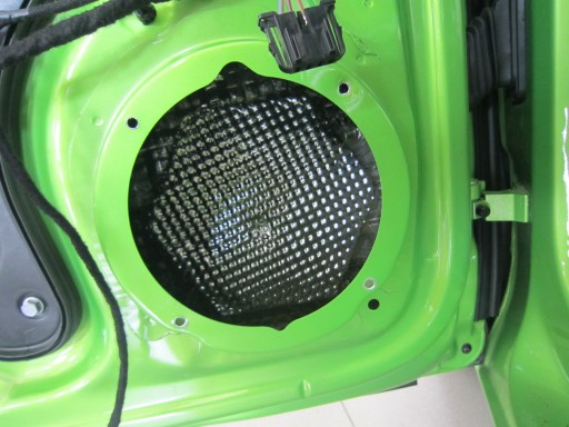 Автомобильный динамик Crystal улучшает качество звука в двери вашего автомобиля.