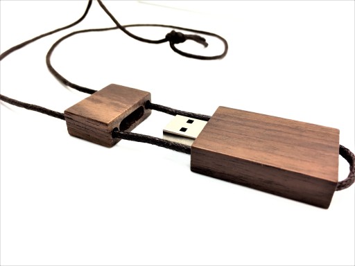 Pendrive drewniany 32 GB ze sznurkiem + GRAWER