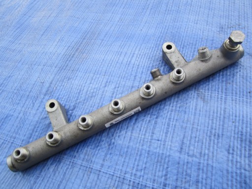 injection ramp right Audi Q7 6.0 V12 05A130090A