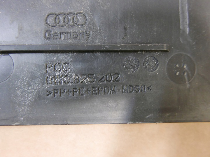 AUDI A4 A5 8W PROTECTION CHASSIS RIGHT 8W0825202 photo 2 - milautoparts-fr.ukrlive.com