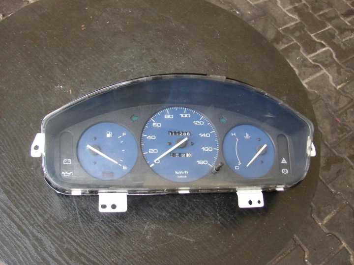 dials, liczniki Mazda 121