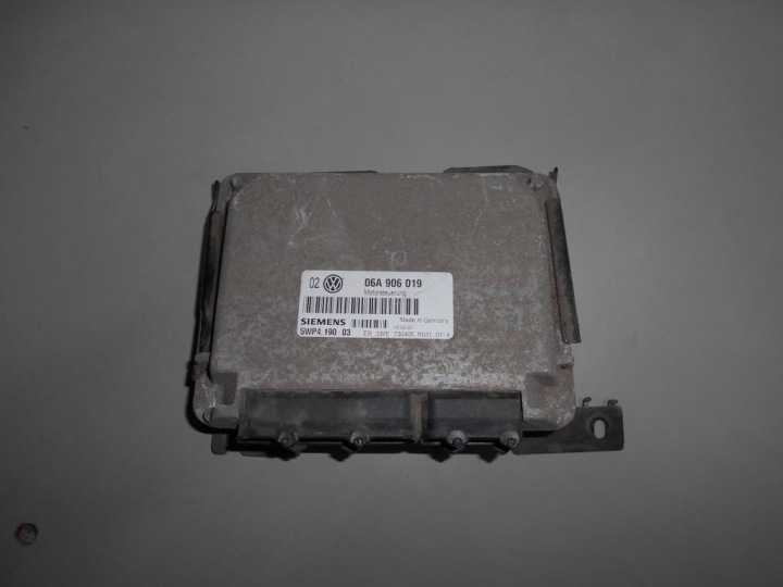 BEDIENTEIL COMPUTER DES MOTORS VW AUDI 1.6 06A906019