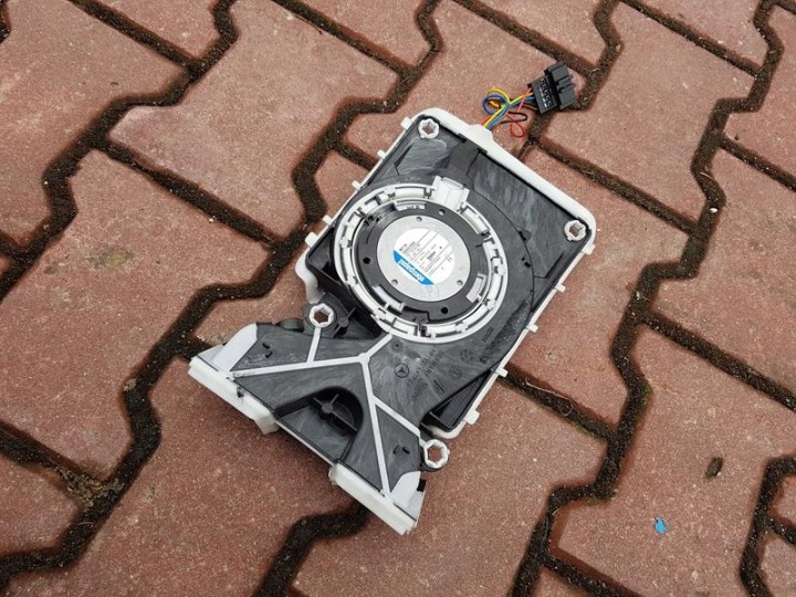 zvučnik subwoofer naglosnienie Mercedes W218 CLS