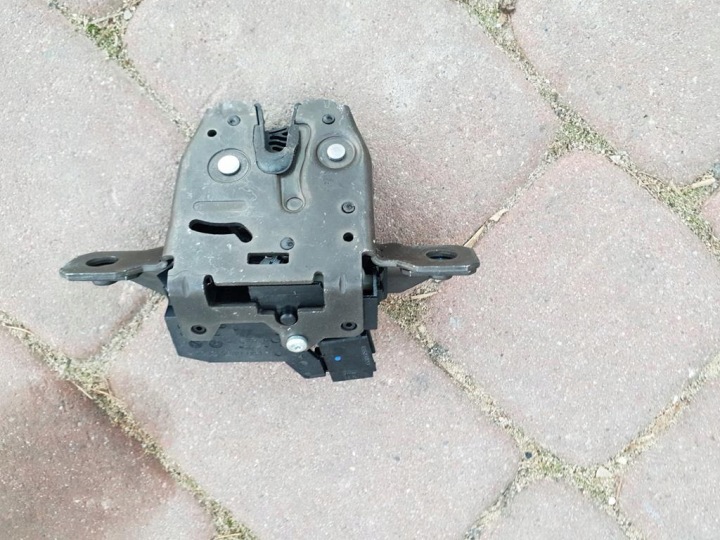 lock bonnet rear part of the rear Opel Zafra C 13531023