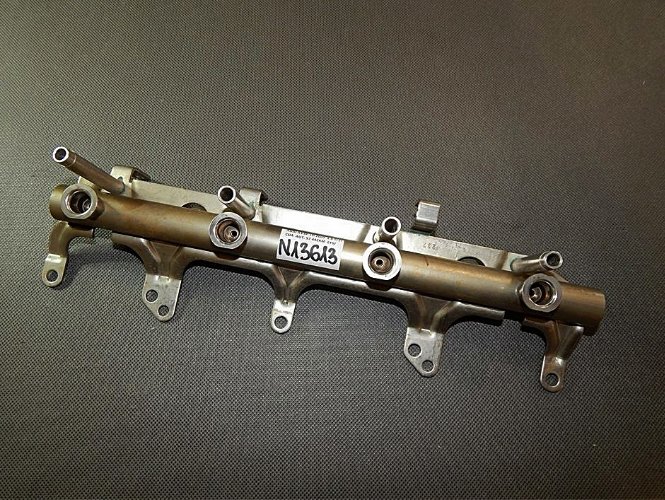 фото №1, Audi a3 8p молдинг упорскування 06j133317g