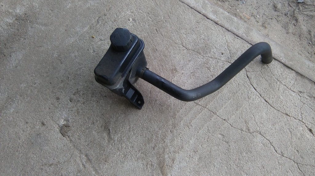 фото №1, Mitsubishi space star бачок усилителя