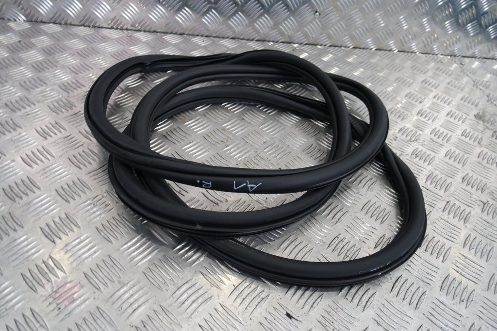 фото №1, Прокладка дверь правых audi a1 8x 8x3831722a