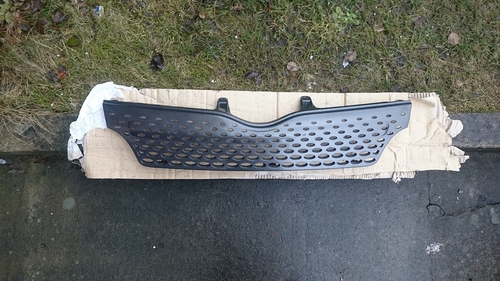 фото №1, Toyota yaris verso 99-02 решётка радиатора решётка радиатора оригинал