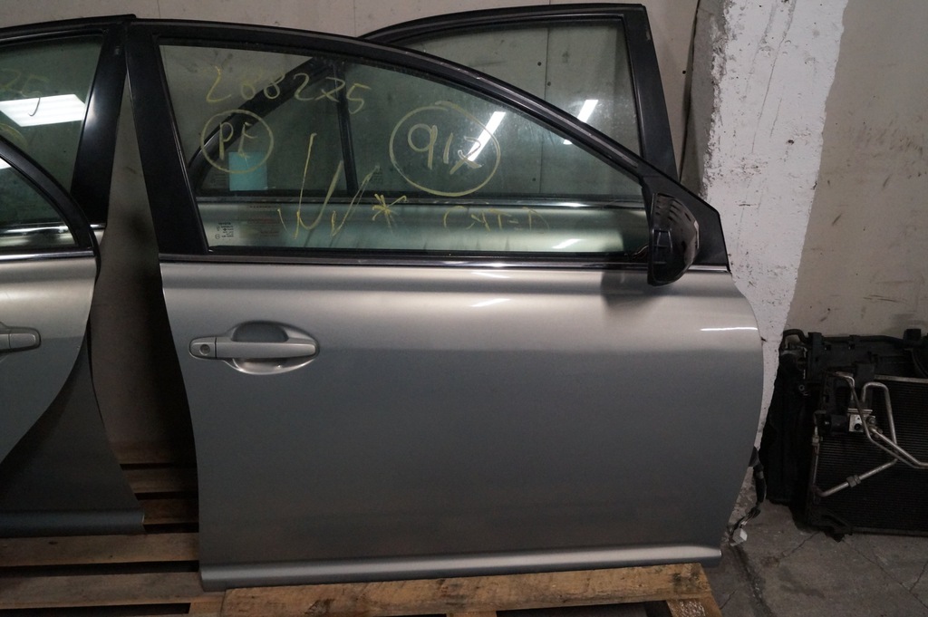 фото №1, Toyota avensis t25 двері правий перед